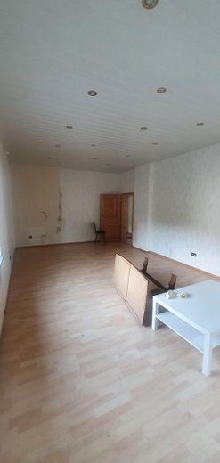 Dom wielorodzinny z lokalem użytkowym w najlepszej lokalizacji   Taras/Garaż/tereny otwarte itp... przy głównej ulicy – Wohnzimmer 1.OG