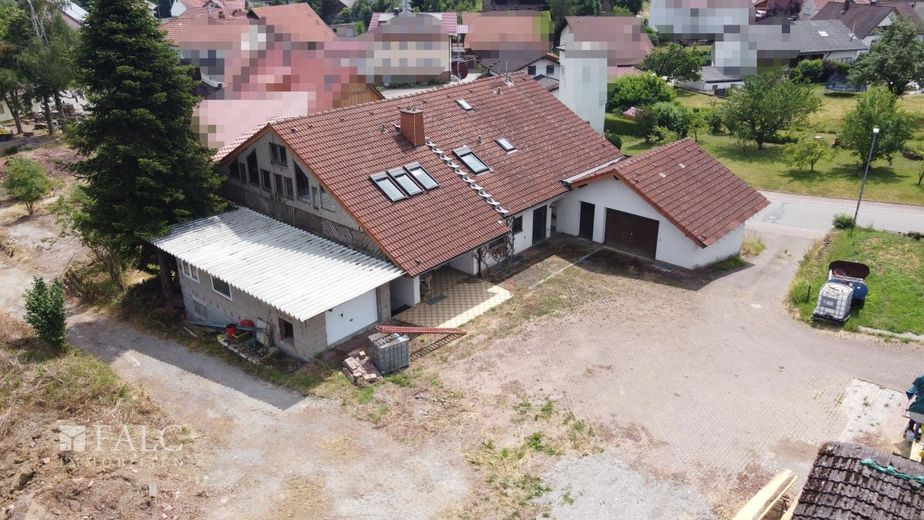 Sanierungsbedürftiges Mehrfamilienhaus in Laudenberg – Rückseite