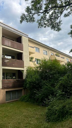 Sofort frei in Berlin-Steglitz: Helle 3-Zimmer-Wohnung mit Südbalkon + Stellplatz + provisionsfrei – Blick vom Garten auf das Haus