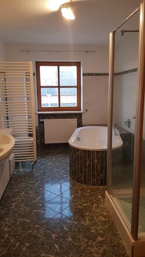 Traumwohnung m. Garten in bester Wohnlage Ende Sackgasse mit Blick in die Alpen mit PV Anlage – Bad