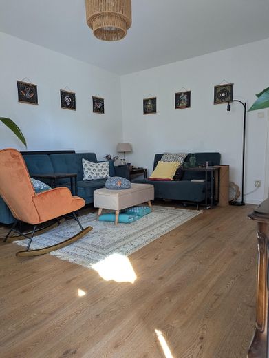 | Solide Rendite Nahe MIRA | Intelligenter 4-Zimmer-Schnitt mit Sonnenausrichtung | – Wohnzimmer