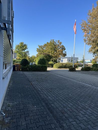 Helle Bürofläche ca. 100 m² – mit 3 Räumen und Stellplätzen – Parkplätze