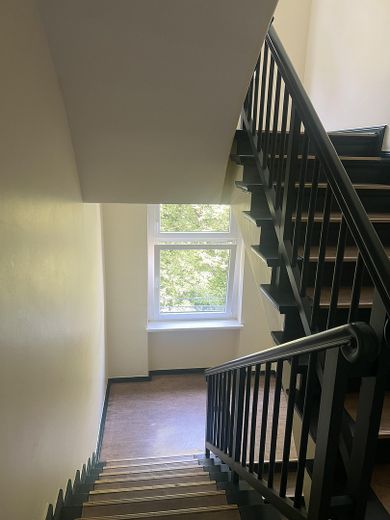 Helle WG-geeignete 3-Zimmer-Altbau-Wohnung in Köpenick – Blick ins Treppenhaus