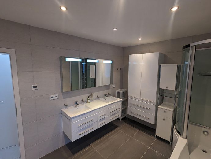 Stilvolles Haus zum Wohnen und Arbeiten mit moderner Ausstattung in Dreieich-Buchschlag – Badezimmer 1
