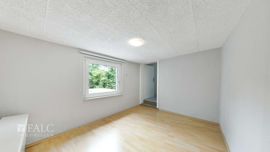 Freistehendes Familienhaus mit Wintergarten, drei Garagen und viel Platz – Büro