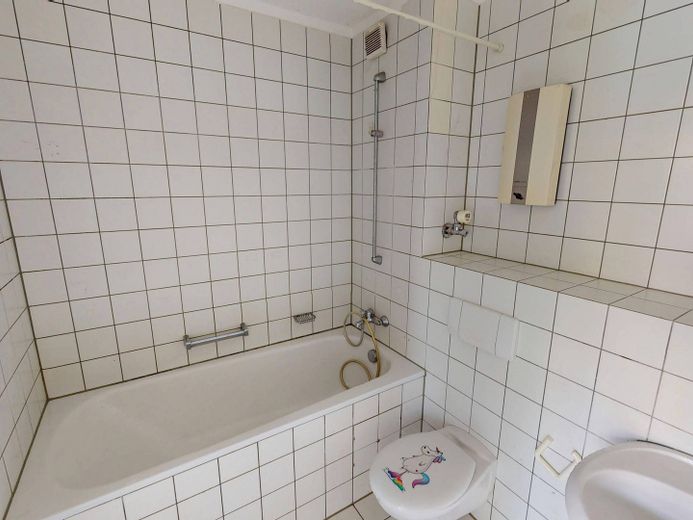 Abitare moderno con slancio ed esclusività: luminoso appartamento di 2 locali con BALCONE nel centro di Bad Godesberg – Ansicht I: Bad