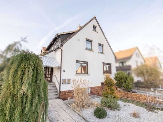 Zwei- bis Dreifamilien- Wohnhaus in ruhiger Lage von Sonnefeld! – Foto 1