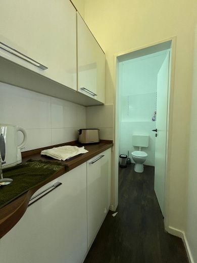 Spüle und Raum mit WC