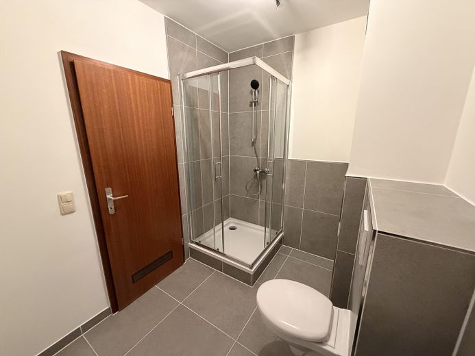 Helle 2-Zimmer-Wohnung, neues Bad, neue Küche, U-Bahn-nähe – Badezimmer (vollständig neu)