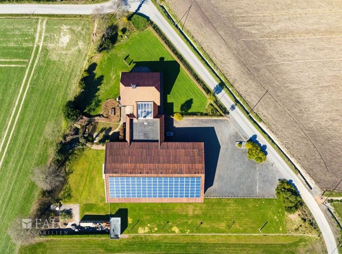 Exklusives Anwesen mit Wohnhaus, Büroflächen und Gewerbehalle auf weitläufigem Grundstück – Außenansicht