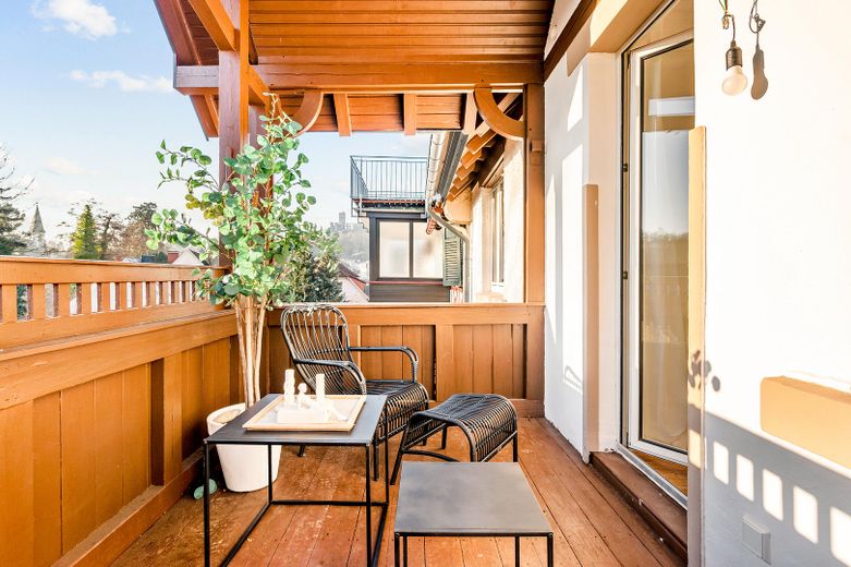 Balkjon mit Blick auf die Burg