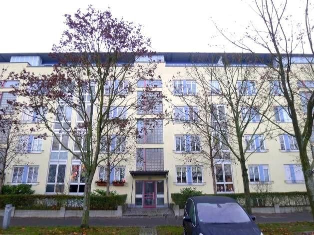 Provisionsfreie, modernisierte 3-Zimmer-Wohnung mit Wintergarten und Garagenbox, bezugsfrei – Hausansicht mit Eingang