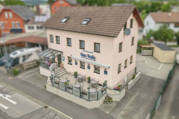 OCCASIONE! - Proprietà ben tenuta - Ristorazione + 2 appartamenti + garage e carport + posti auto!