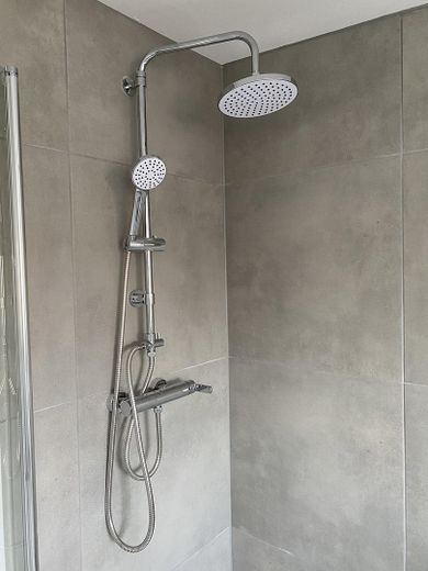 Wohnung über 2 Etagen mit Balkon, WG geeignet, 4-Zimmer, Maisonette, Nähe Bahnhof – Badezimmer oben
