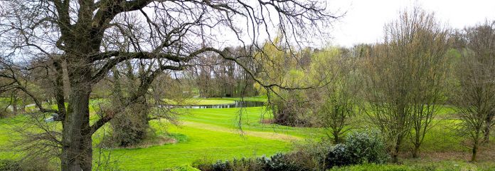 Blick in Garten und Golfplatz