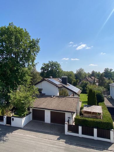 Ihr neues Zuhause in Grünwald: Großzügiges Einfamilienhaus ab Herbst verfügbar – Frontansicht