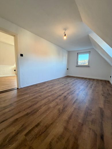 Reserviert! Vermietete Dachgeschosswohnung zur Kapitalanlage, Mietrendite 5,7 % – Foto 3
