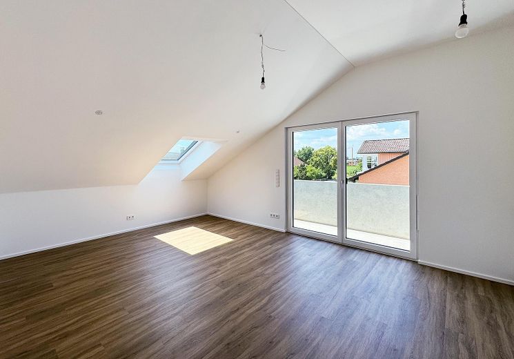 Prima locazione: moderno appartamento mansardato di 4 locali con balcone a ovest e aria condizionata a Anzing - WE07 – Wohnzimmer klimatisiert