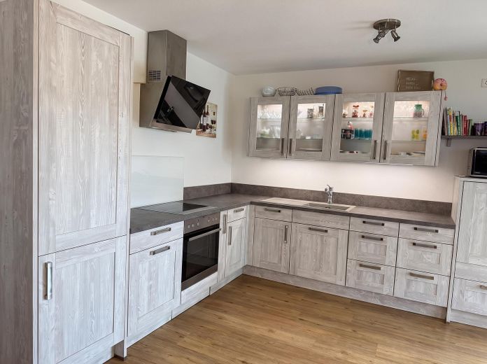 Habiter et travailler : appartement de 5 pièces au rez-de-chaussée avec jardin et bureau/salle de loisirs de 60 m² au sous-sol – Küche