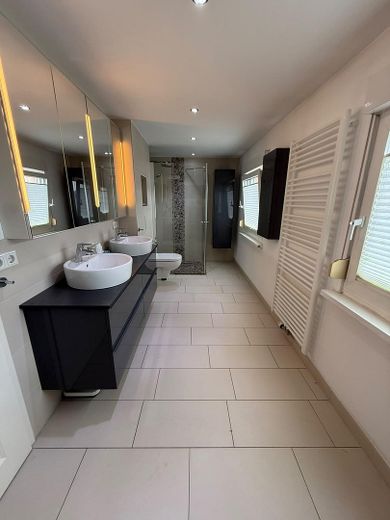 Casa unifamiliar con 1209qm de terreno y más de 250qm de superficie útil – Masterbad