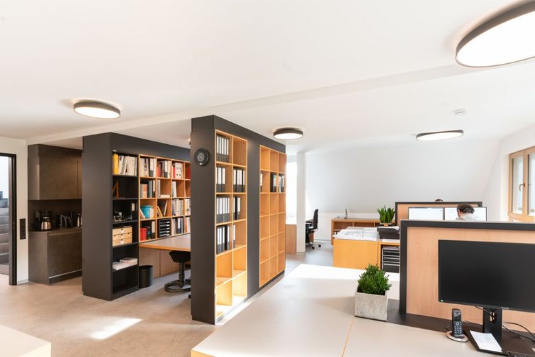 Mehr als ein Büro: Stilvolle Arbeitswelt mit Großzügigkeit und Charakter – Großraumbüro mit Küche