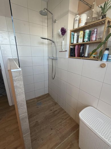 PV-Anlage, Speicher, Wallbox und Dachterrasse वाले आधुनिक पारिवारिक घर – फोटो 24