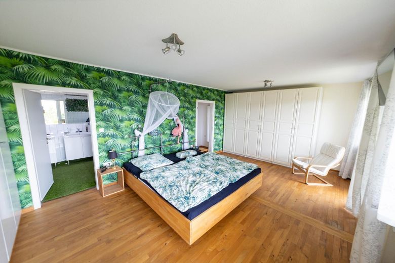Im Grünen leben - mitten im Zentrum (maklerfrei)  - inkl. 85qm Einliegerwohnung – Schlafzimmer OG