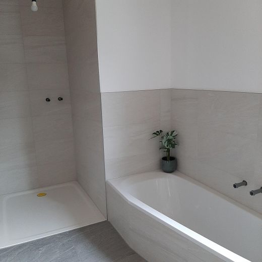 Badezimmer mit großer Dusche