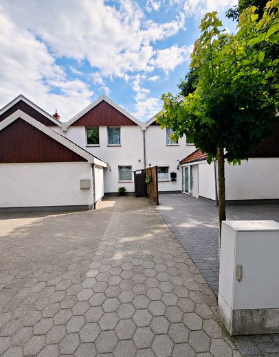 Von PRIVAT: Familienfreundliches Mittelreihenhaus mit Garten & 2 Stellplätzen in Ahrensburg – Außenansicht