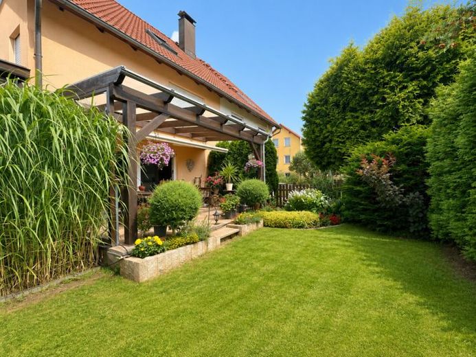 +ESDI+ Familienglück auf vier Ebenen: Architektenhaus mit offener Küche, Kamin und ganz viel Platz! – Foto 1