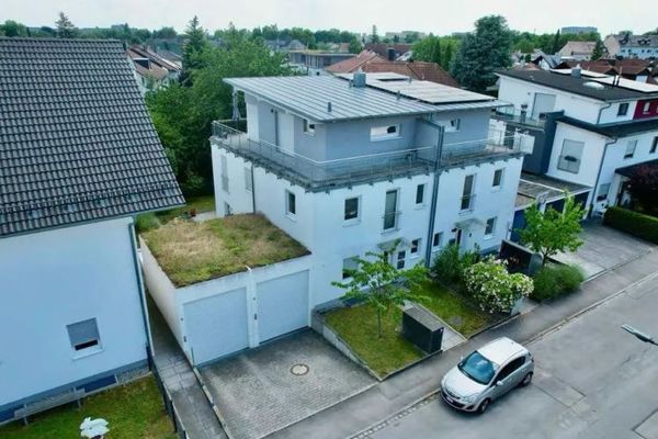 DOPPELHAUSHÄLFTE MIT 2 WOHNEINHEITEN IN MÜNCHEN / MOOSACH