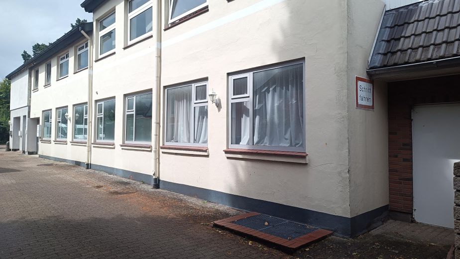 Lagerhalle 186 m², erbenerdig mit Rolltor und eigenem WC in 22869 Schenefeld – Lagerräume