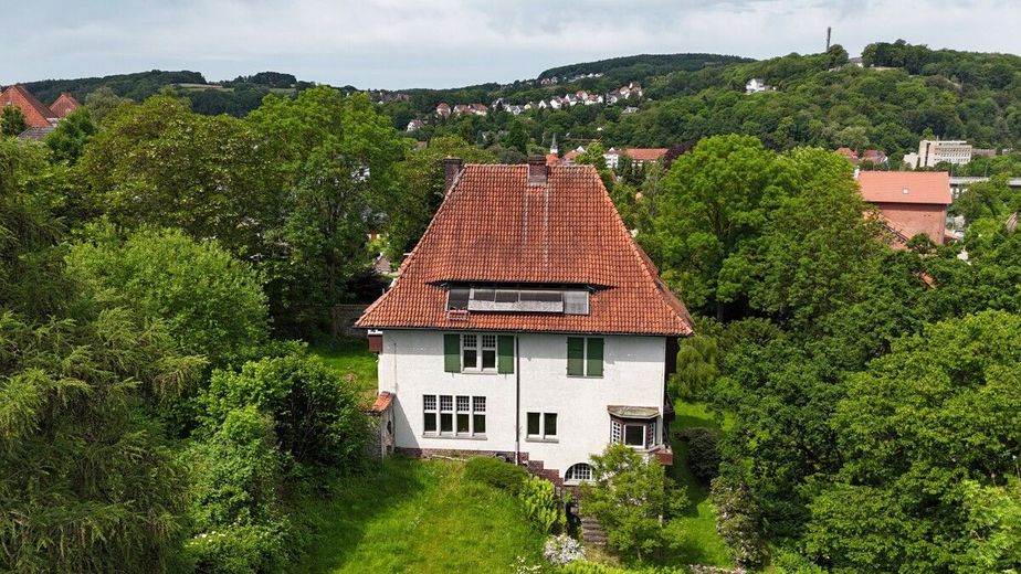 Denkmalgeschützte Fabrikantenvilla an der Weser - Parkgrundstück mit drei zusätzlichen Bauplätzen – Außenansicht