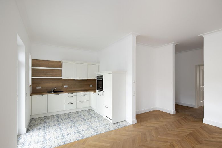 2-Zimmer-Wohnung in saniertem Altbau mit Einbauküche und Balkon zu vermieten! – Küche mit neuer Küchenzeile 
