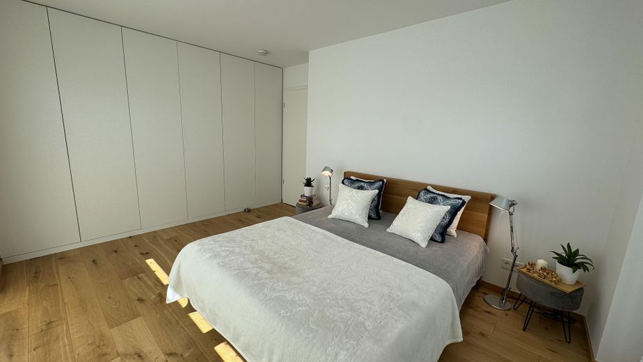 NEUWERTIGE VILLENWOHNUNG | SÜD/WEST | 2 BALKONE | GRÜNBLICK | EBK + MAẞ-EINBAUTEN + SMART HOME – Schlafzimmer