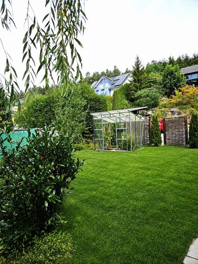 L’architettura incontra la natura – casa in muratura con privacy e un’esperienza abitativa straordinaria – Garten m. Gewächshaus