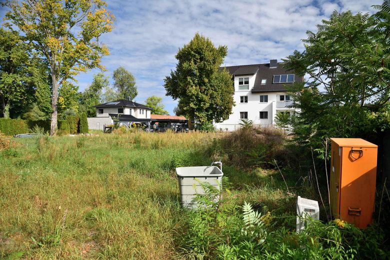 Terreno edificabile con accesso al lago e pontile – Foto 9