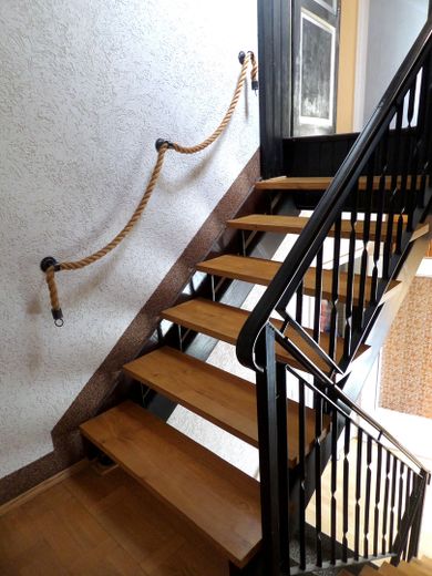 131 m² für Ihre Familie: 4 Schlafzimmer, 2 Bäder, 2 Garagen und keine Käuferprovision – Treppenaufgang zum OG
