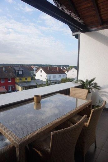Dachgeschosswohnung mit viel Licht und Aussicht – Balkon 2