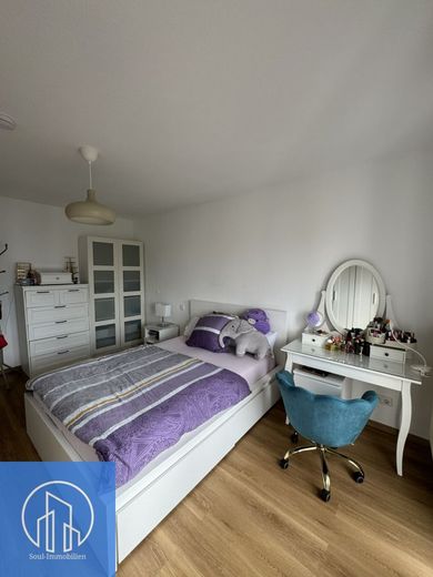 Familienfreundliche 3,5-Zimmer-Wohnung mit West-Loggia, EBK &amp; Tiefgaragenstellplatz – Schlafzimmer 1.1