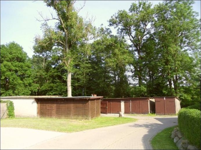 große Gutshaushälfte mit tollem Grundstück am Naturschutzgebiet, sehr ruhig gelegen – Garagen und Schuppen im Garten