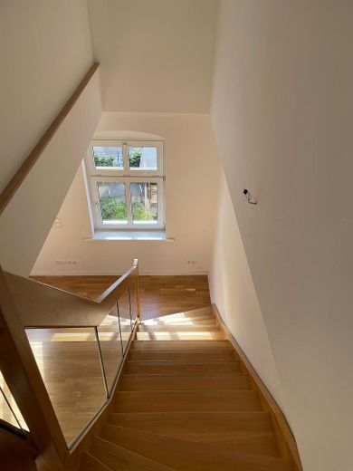 5-Zimmer-Wohnung mit schöner Dachterrasse Nähe Prenzlauer Berg – Treppe in das Zimmer im 2. OG