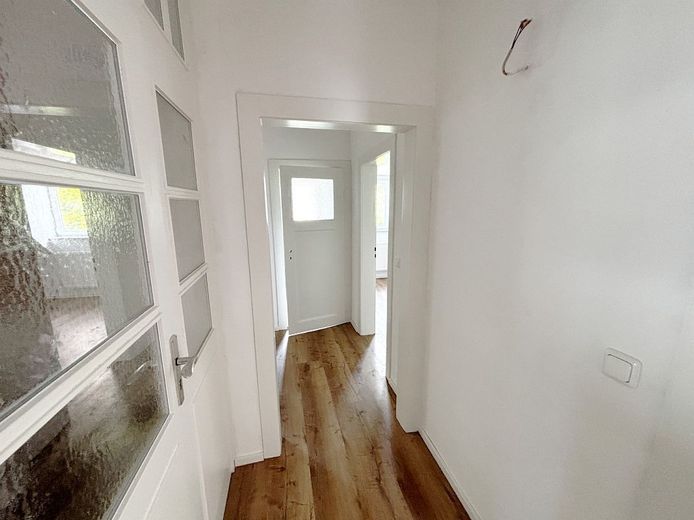Erstbezug nach Sanierung: Helle 3-Zimmer-Wohnung mit Einbauküche &amp; Top-Dämmung - ideal für 1-2 Personen – Flur
