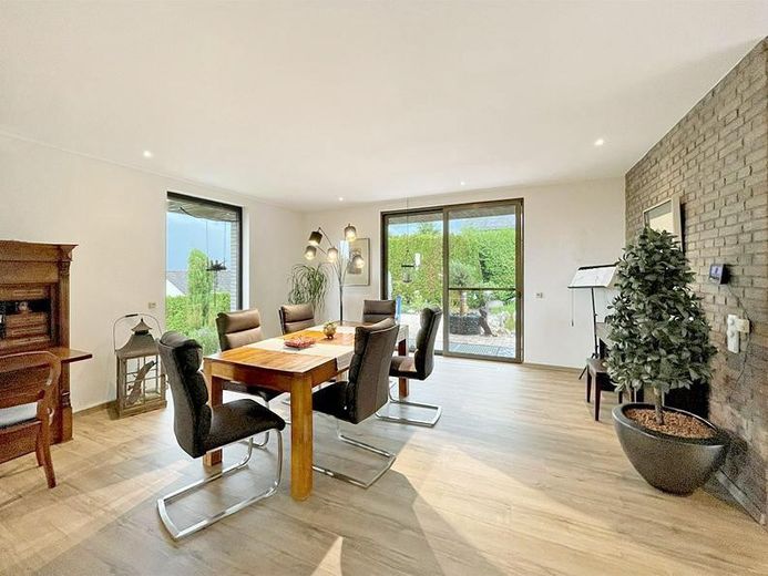 Provisionsfrei! Hochwertiges ruhiges Einfamilienhaus mit Wellnessoase und PV-Anlage – offener Wohn-Essbereich 2