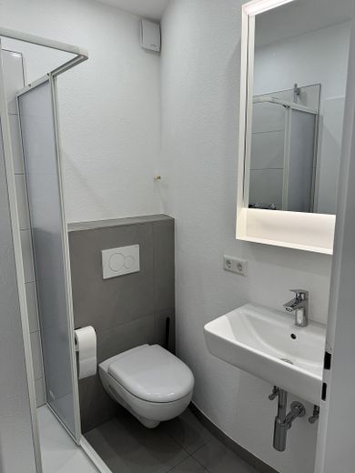 Moderne vollmöblierte 1-Zimmerwohnung mit Blick in die Stadt – Foto 7