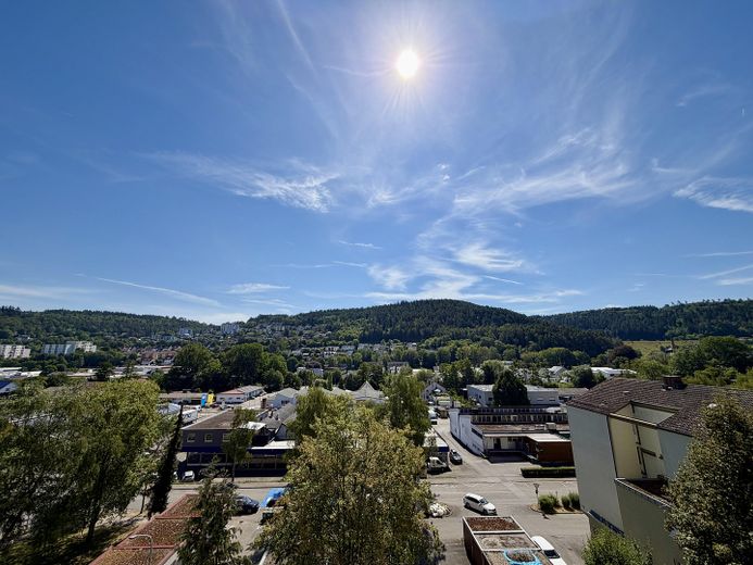 Appartamento di 3 locali completamente ristrutturato con balcone, parquet in legno massello e posto auto duplex – Ausblick