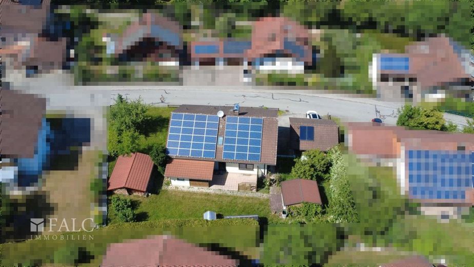 Attraktives Einfamilienhaus mit Doppelgarage, PV-Anlage und ausgebautem Keller – Außenansicht