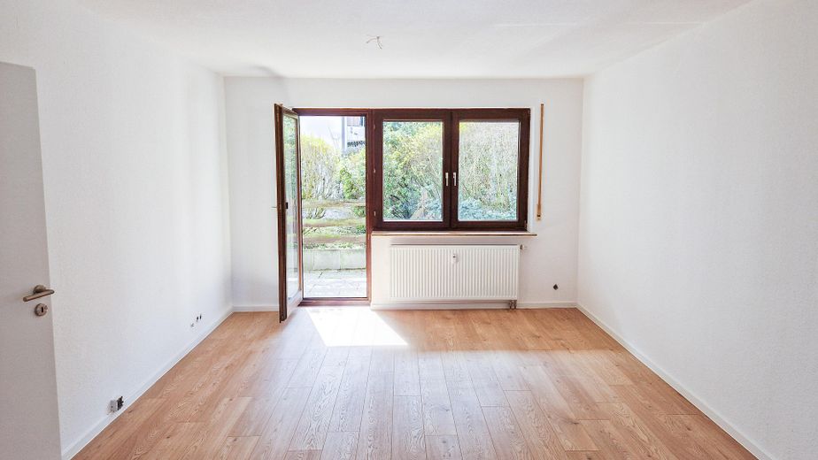 Renovierte 2-Zimmer-Wohnung in Korb mit Garagenstellplatz & Terrasse – Wohnzimmer