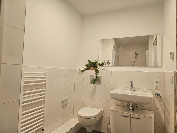 möblierte Neubauwohnung in zentraler Lage – Bad