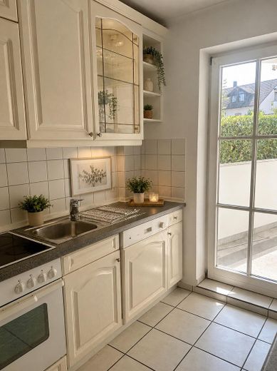 Charmante 3-Zimmer-Wohnung im mediterranen 6-Familien-Haus – Küche Teilansicht